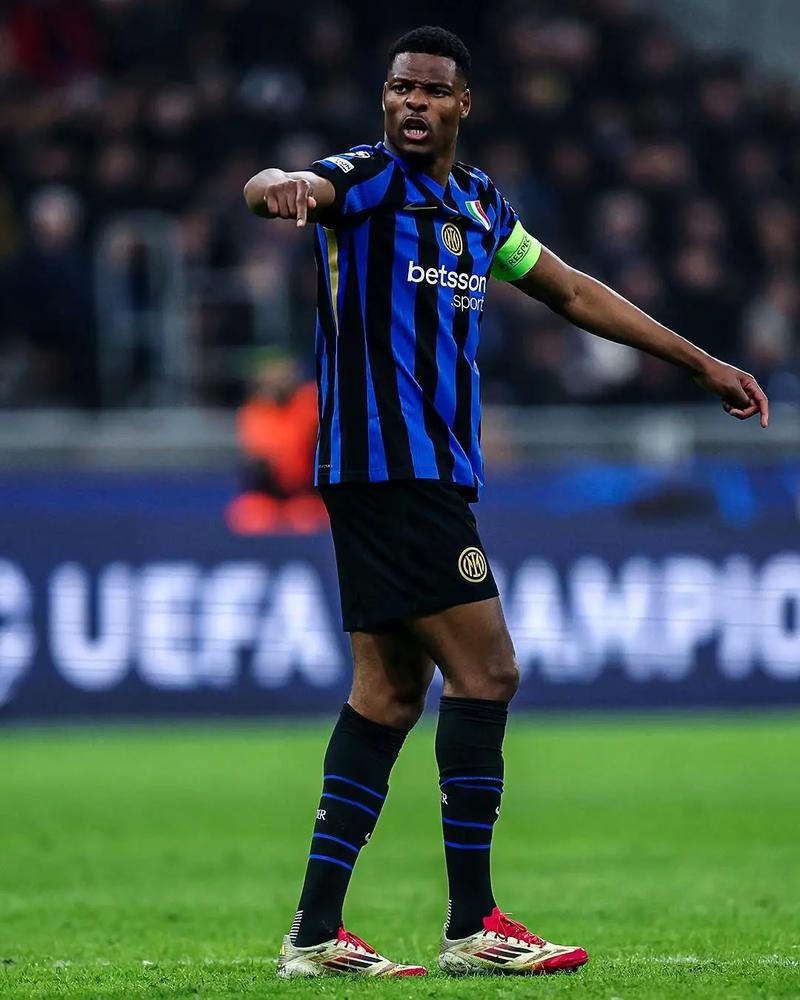 詹姆斯关键时刻连拿10分创赛季新高，头戴皇冠引球迷欢呼模仿（詹姆斯关键时刻连得10分刷新赛季新高，戴皇冠庆祝引爆球迷欢呼模仿）