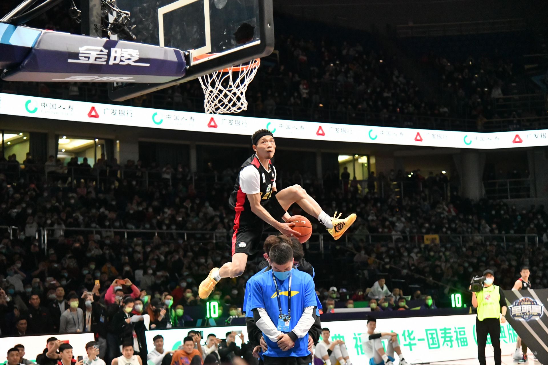 林诗栋：我没有让大家失望！胜利后亲吻胸前国旗（林诗栋：不负众望，取胜后深情亲吻胸前国旗）