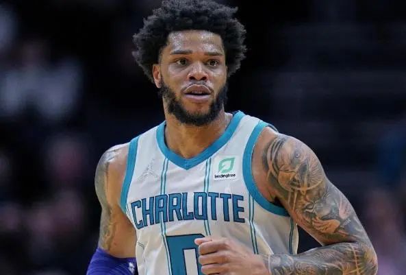 意外来客，切尔西和巴萨欧冠赛前一只狐狸闯入斯坦福桥看台（欧冠前夜趣闻：狐狸闯入斯坦福桥看台，切尔西对巴萨惊现不速之客）