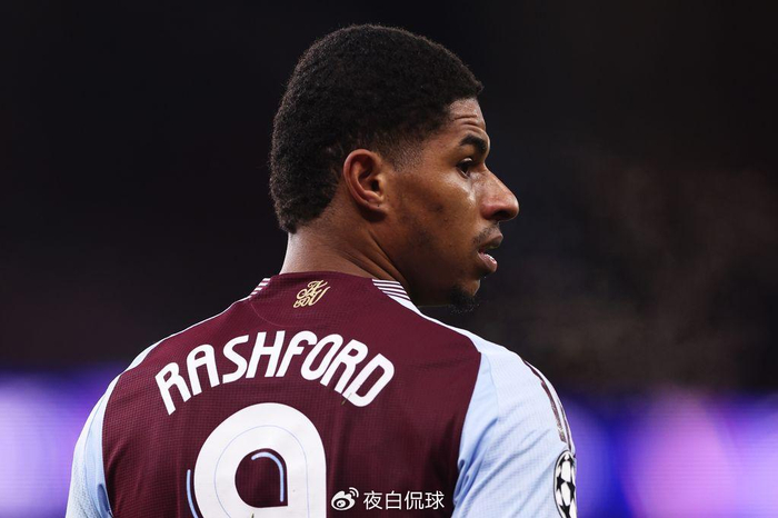 U22国足力克韩国U22，球迷在球员谢场时高喊“雄起”（U22国足击败韩国U22，谢场之际球迷齐声高呼“雄起”）