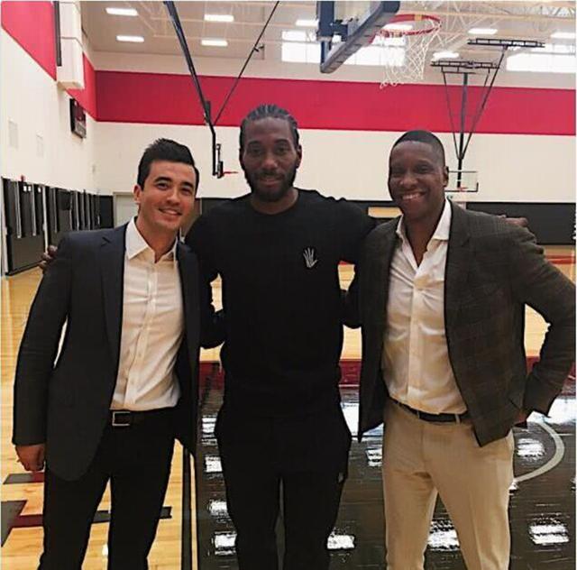 记者：谢维军在昨天的比赛中肋骨又裂了（记者：谢维军在昨日比赛中肋骨再次裂伤）