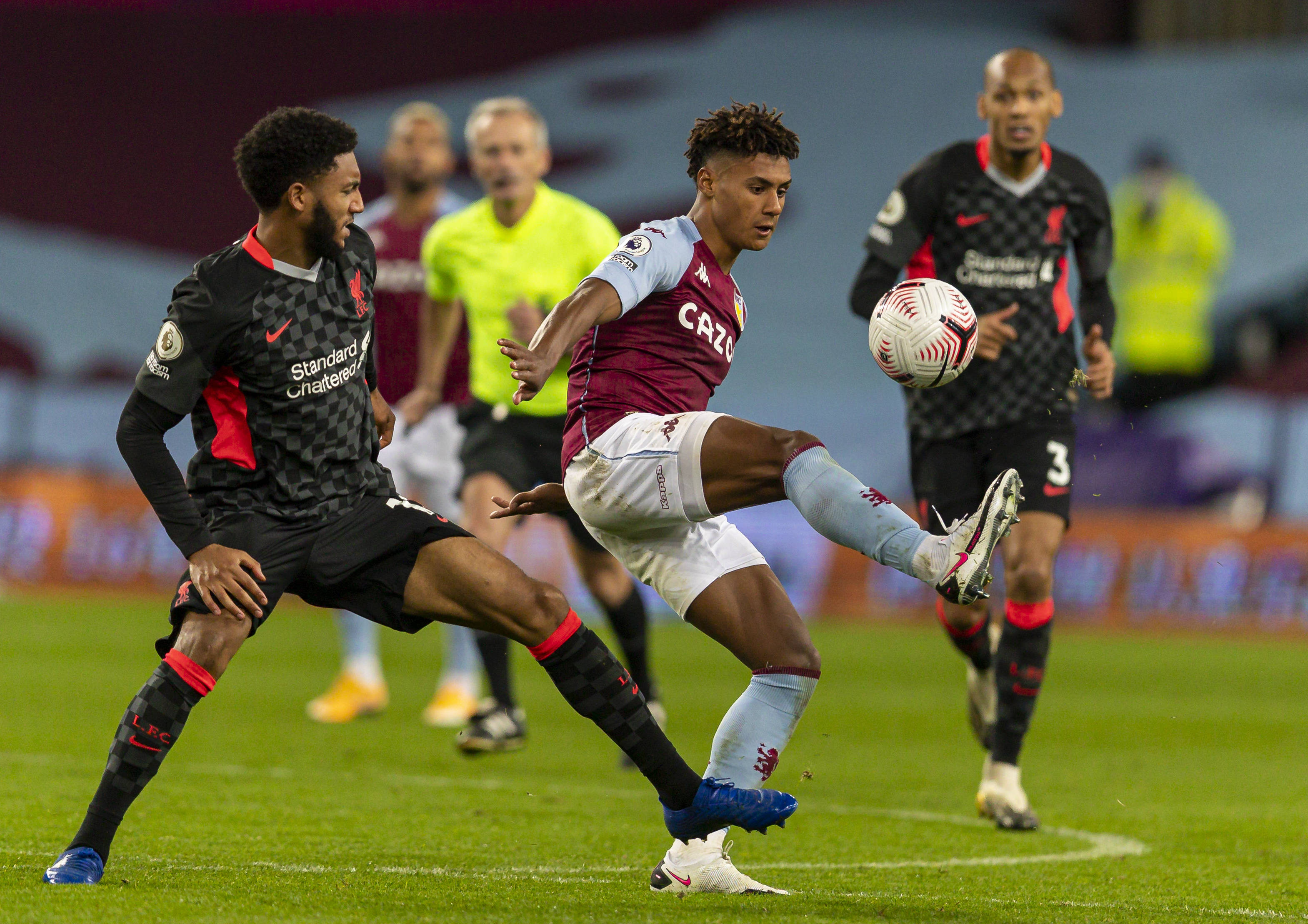 53岁齐达内夜游上海，与大妈踢毽子几分钟融入氛围，展现顶级球商（53岁齐达内夜逛沪上，与大妈踢毽子几分钟就打成一片，顶级球商尽显）