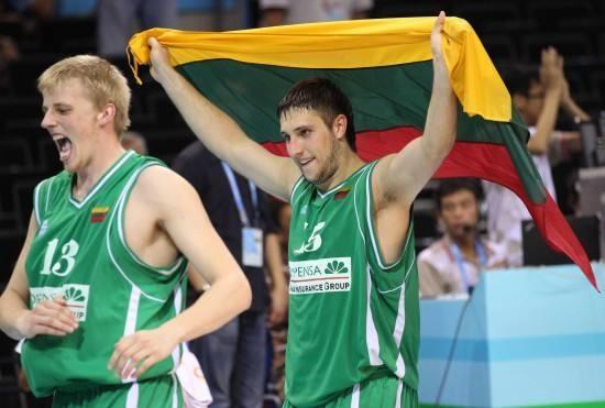 湖人斯马特谈伤势：就是背部痉挛，属于多年积劳造成的损耗（湖人斯马特谈伤情：背部痉挛，系长期积劳所致的磨损）