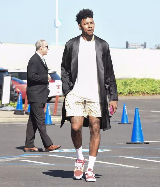 年轻小将一战封神（年轻小将一战成名）