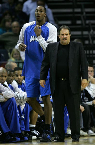 活塞逆转击败开拓者，坎宁安和邓罗关键表现助力取胜，展现强大韧性。（活塞逆袭擒下开拓者，坎宁安与邓罗关键时刻发力，韧性尽显）