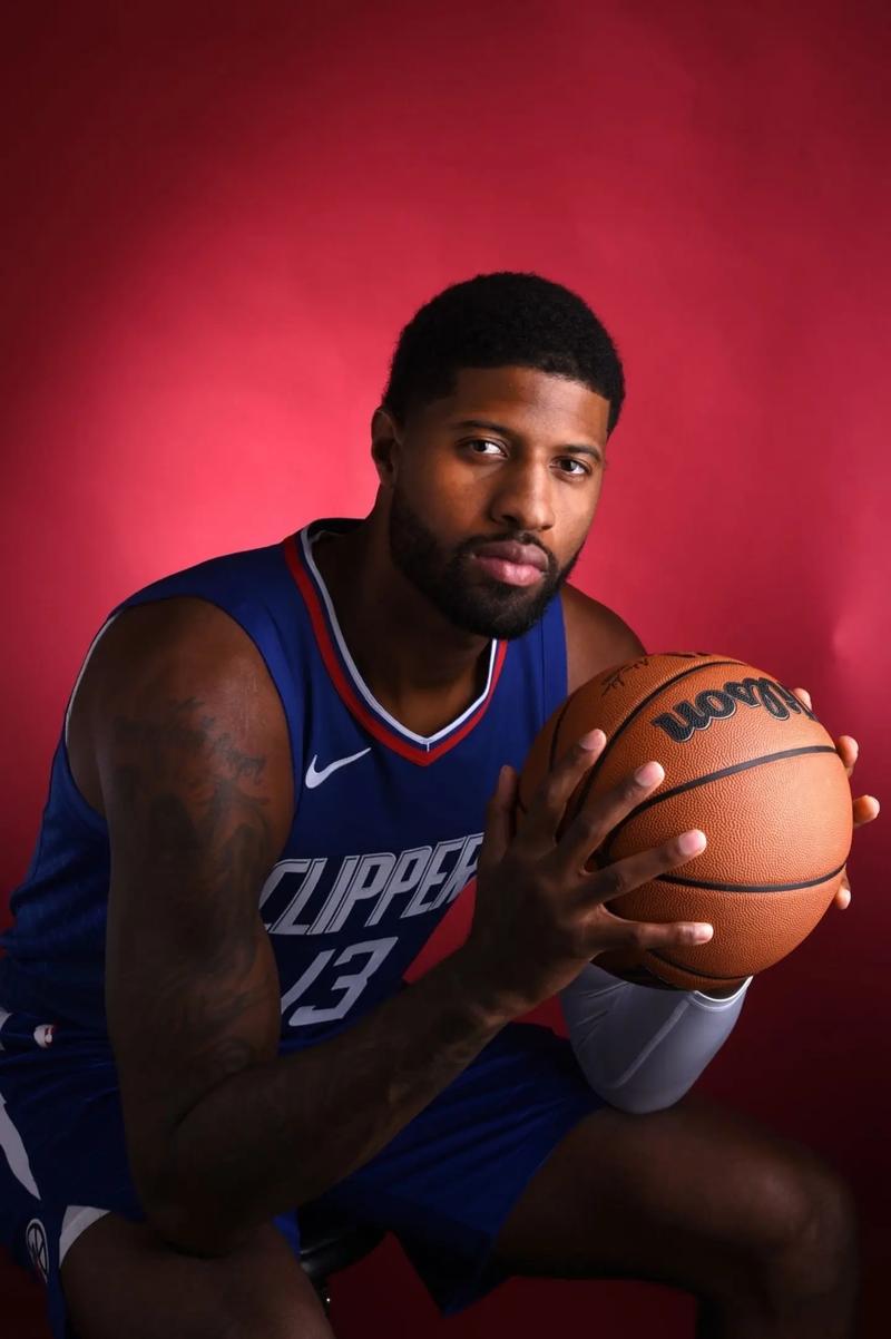 因伤无缘本场比赛，穆西亚拉在家用电视观看拜仁vs巴黎（因伤缺席本场，穆西亚拉居家电视观战拜仁对巴黎）