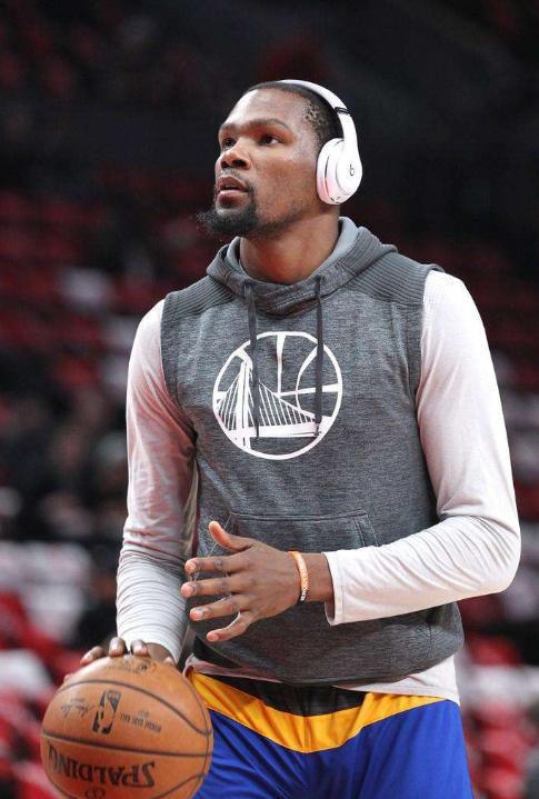 斑马队长，洛卡特利达成尤文生涯200场里程碑（洛卡特利迎来尤文生涯第200场，斑马队长再添里程碑）