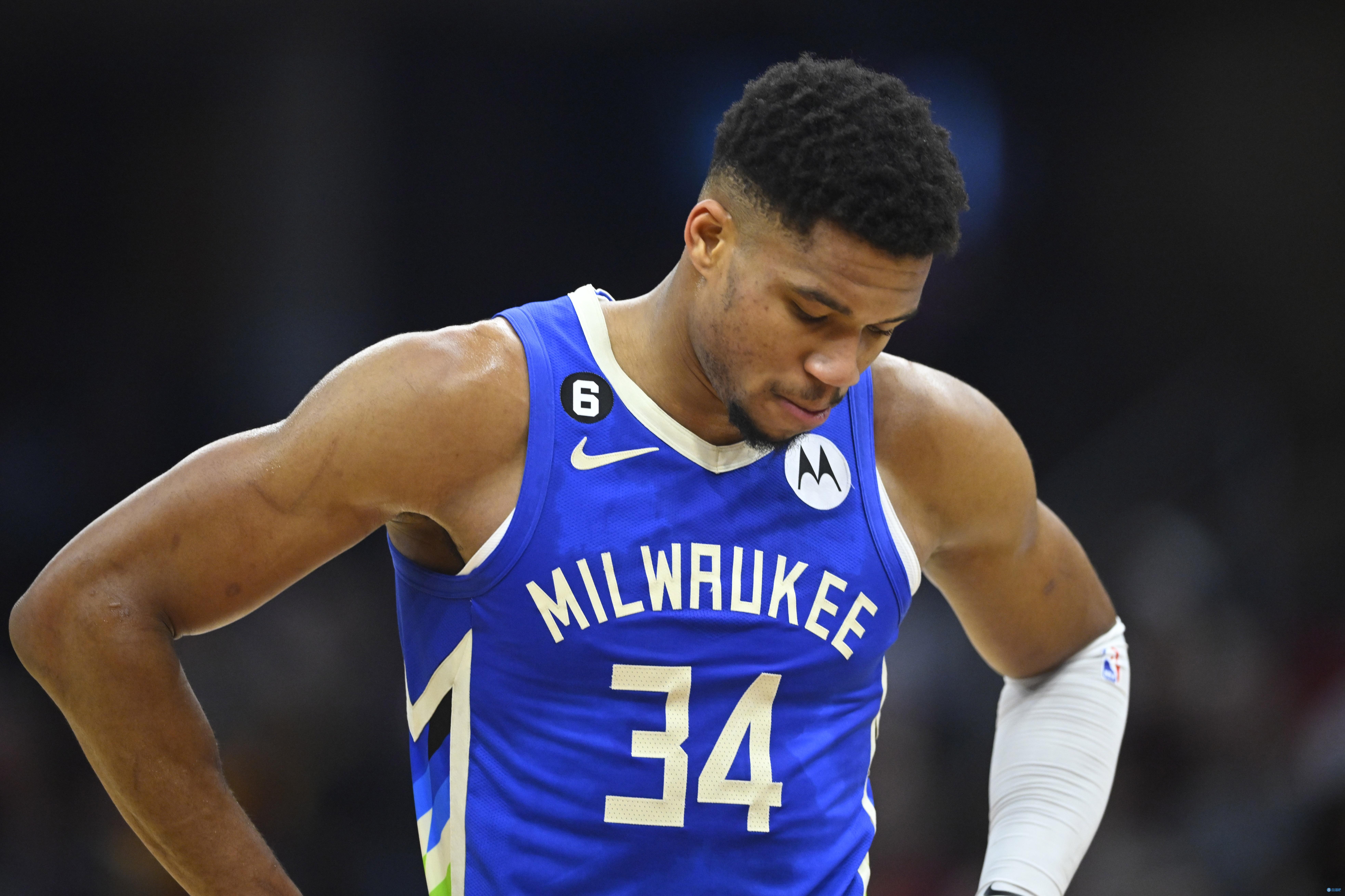 感谢恩师，出自崇明基地的海港球员将奖牌挂在徐根宝脖子上（海港球员将奖牌挂在徐根宝颈间，致谢崇明恩师）