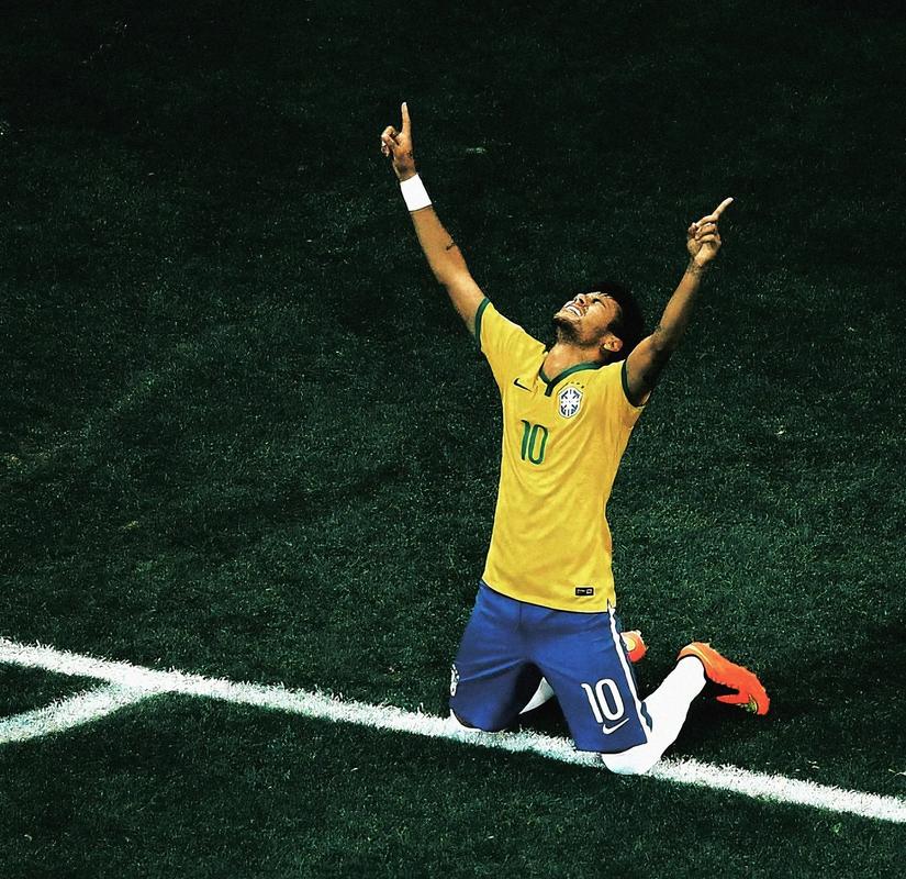 国内媒体：胖东来新店售卖梅西签名球衣，乔丹球衣售价13.8万（媒体称胖东来新店上架梅西签名球衣，乔丹球衣标价13.8万元）