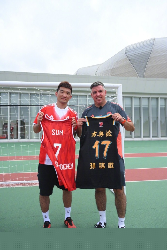 欧冠连场进球+斯帅赏识，米体：尤文正积极寻求与麦肯尼续约（米体：尤文加速推动与麦肯尼续约，欧冠连场破门获斯帅力挺）