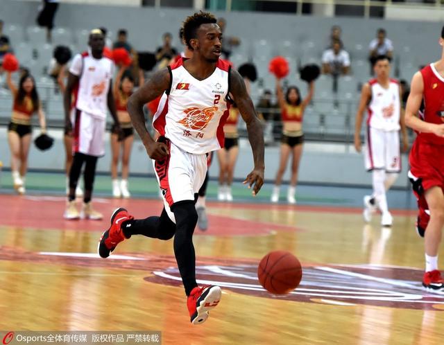 欧冠半场：克瑙夫打破僵局，法兰克福1-0巴塞罗那（欧冠半场战报：克瑙夫先拔头筹，法兰克福暂1-0领先巴塞罗那）